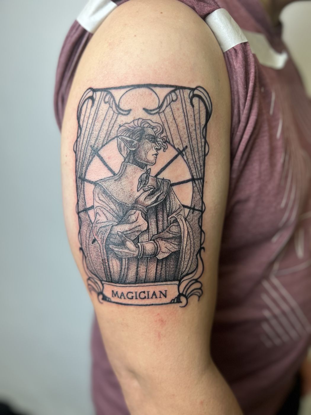 Tarotkarten-Tattoo The Magician am Oberarm