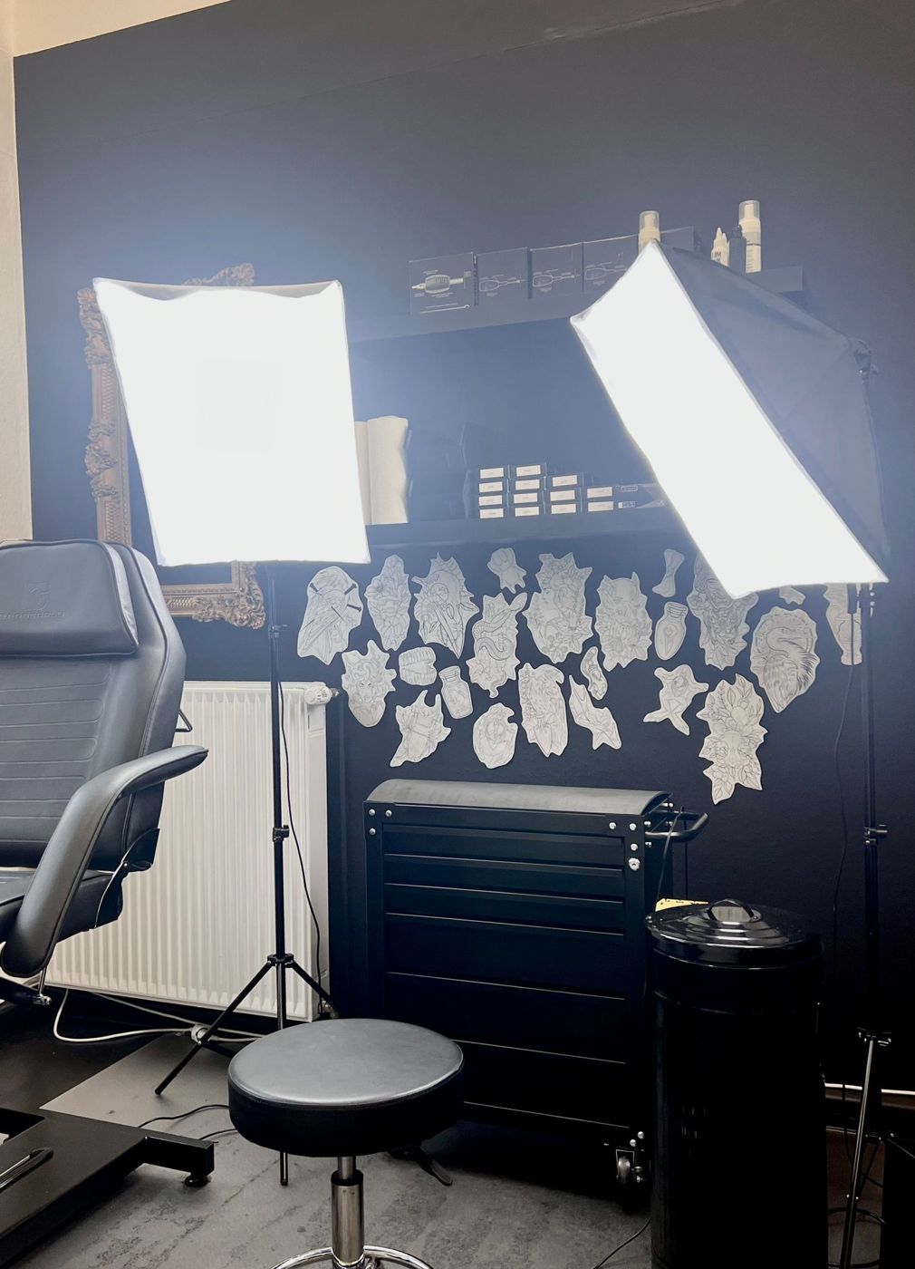 Arbeitsplatz mit Liege, Licht und Flash-Wand