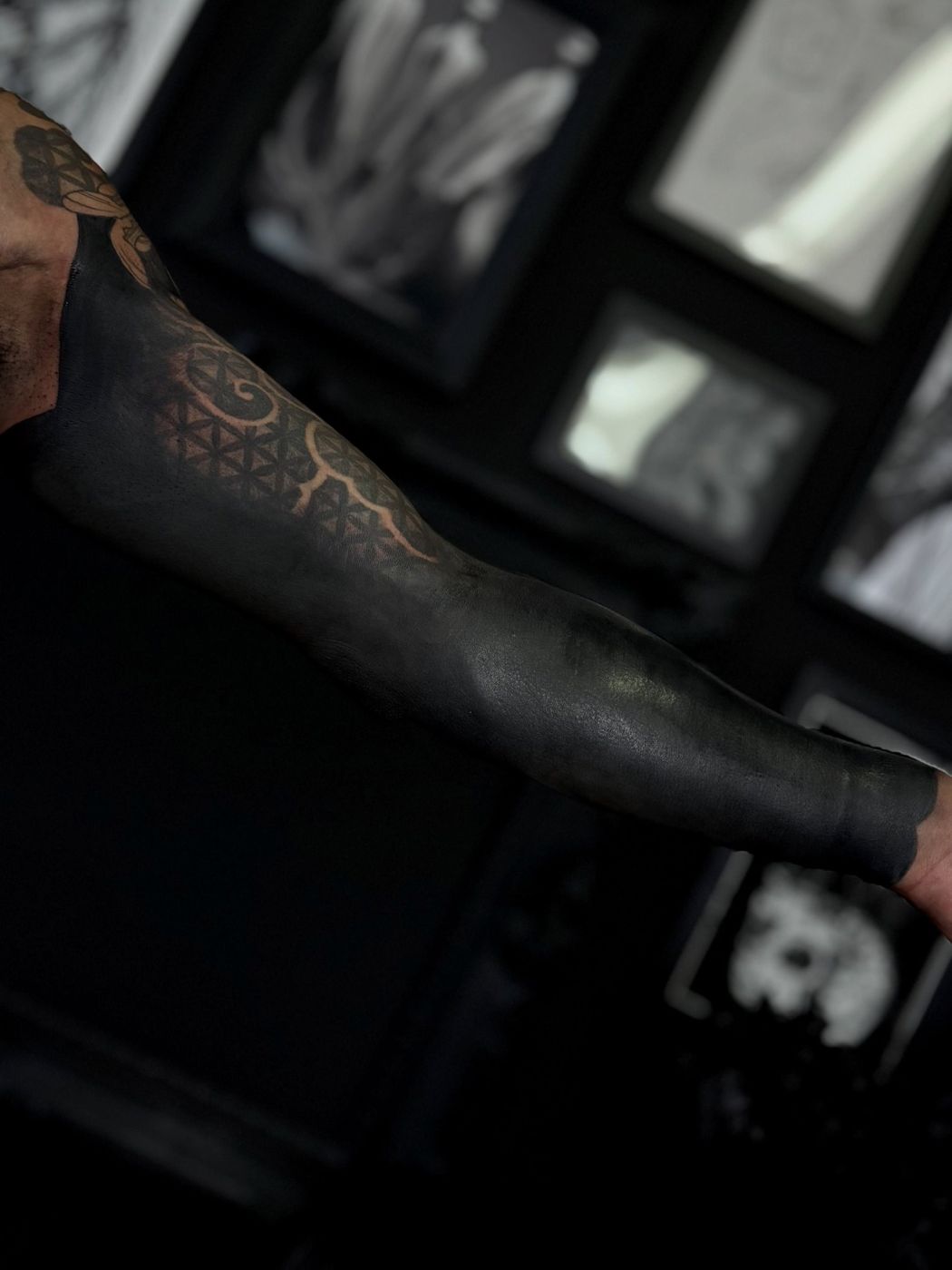 Blackout-Sleeve mit floralen Elementen und feinen Linien