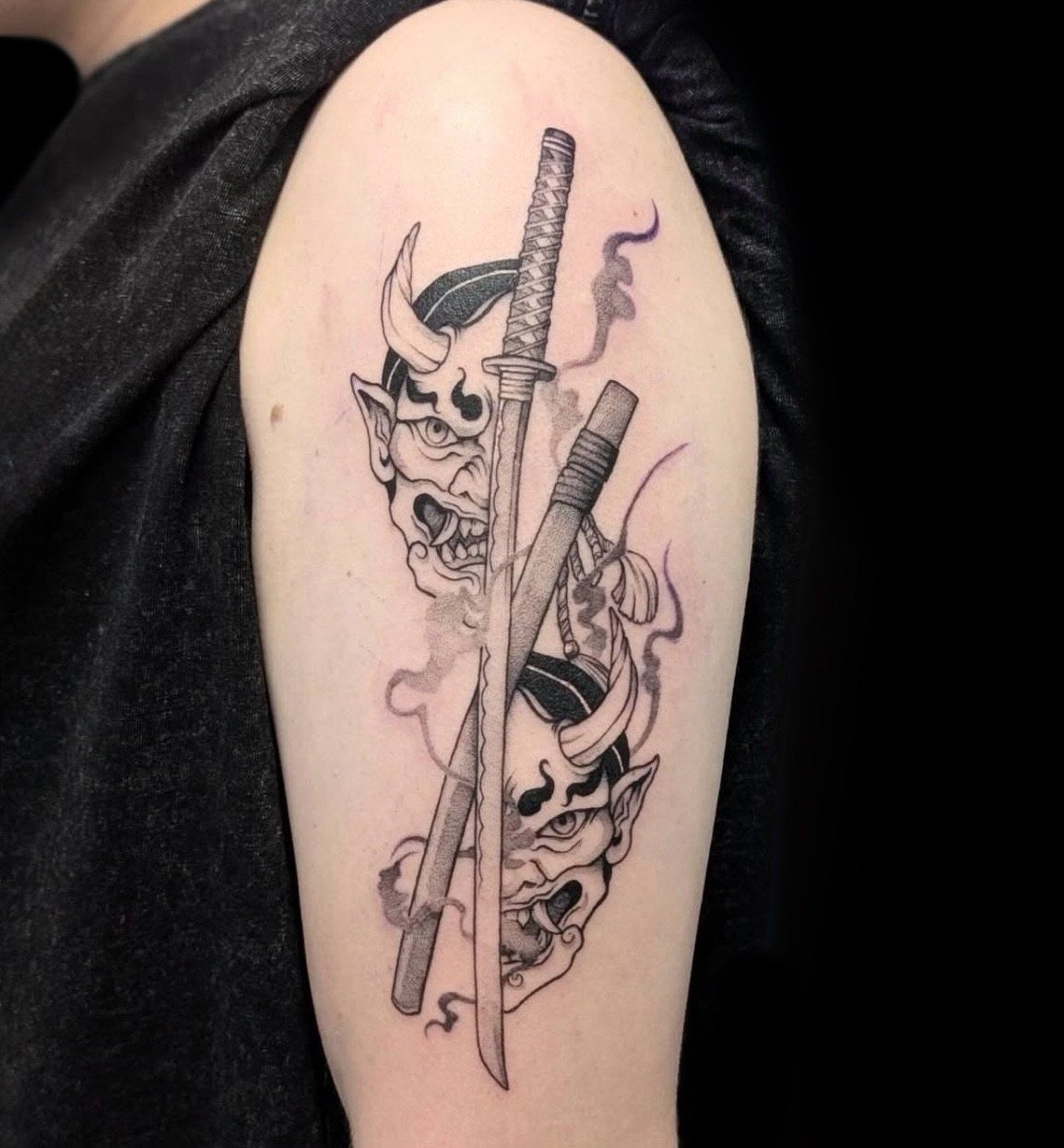 Tattoo von Mo: zwei Hannya-Masken mit Katana am Oberarm