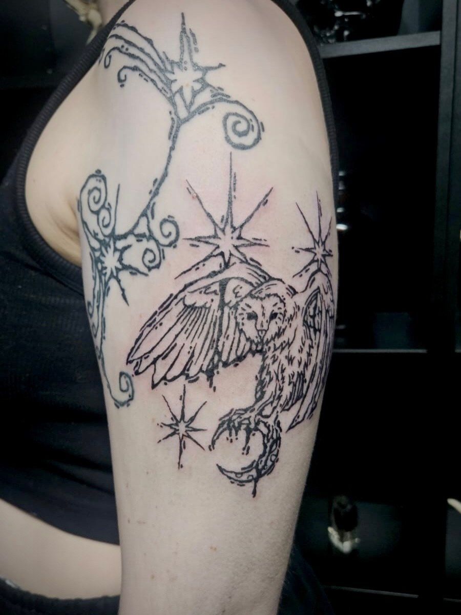 Tattoo von Sophia: Eule mit Ornamenten und Sternen in Blackwork